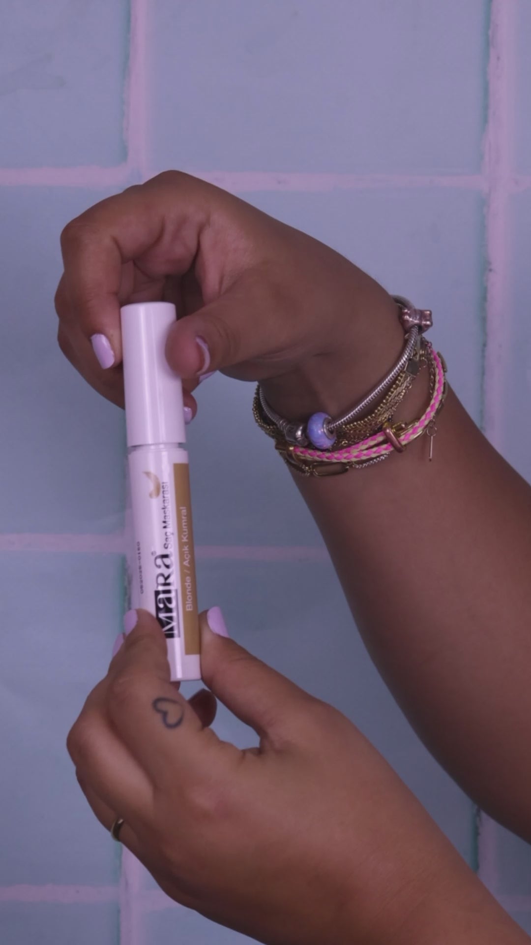 Load video: Wemara Quick White Hair Concealer (Blonde) - 6ML - Grey Coverage &amp; Instant Touch-Up